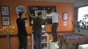 Installation du nouveau panneau en salle de pause